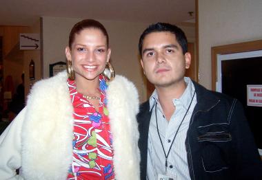 pa_19122005_3 
Natalia Jiménez vocalista de La Quinta Estación con Aldo Magallanes Favero.