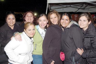 gr_18122005_12 
Luz Celia, Ale, Elayne, Jimena, Esme, Bety y Maribel..