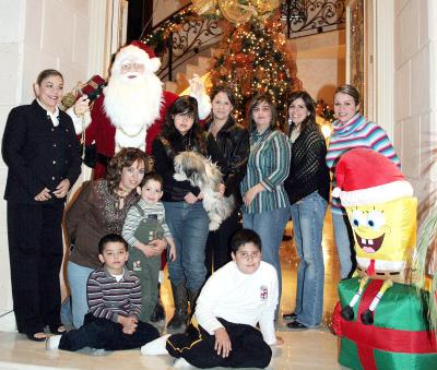 gr_18122005_15 
Cokina de Magaña, Cokina Magaña, Paty de Amador, Laura Sosa, Brenda de Necochea, Ludy Iza, Tere Rodríguez, Manolita Malgaña, Adrián y Sebastián Wilkie.