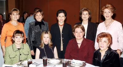 gr_18122005_18 
Tere García de Herrera y otras integrantes del Comité de Damas Sembradoras festejaron con una posada navideña.