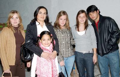 gr_18122005_22 
Ana Laura, Lucero, Paty, Lucerito, Barby y Carlos.