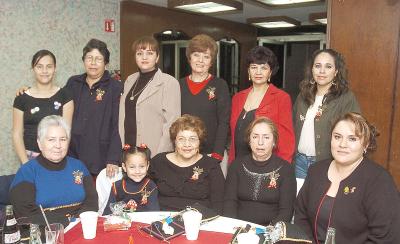 gr_18122005_23 
 Alicia, Martha, Tencha, Pilu, Monse, Olga, Carmen, Toñeta, Mary Carmen, Lucy y la niña Evely.