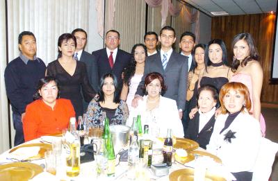 gr_19122005_2 

Ana, Rosa, Graciela, Elena, Lidia, Cipriano, Manuel, Ana, Mario, Jesús, Rosy, Juan, Lourdes, Verónica y otros amigos.