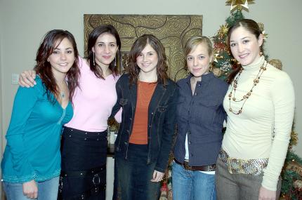 ch_18122005_12 
Dora Flores, Sofía de Mijares, Alejandra de Papadópulos, Isabel Cobo y Vicky de Murra..