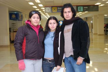 vi_20122005 1 
Maribelle González viajó a California, la despidieron Abraham y Perla Laguna.jpg