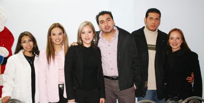 gr_20122005 3 
Rocío Duardo, Lorena López, Carolina Cepeda, Carlos Anaya, Eduardo Soto y Alicia de Soto