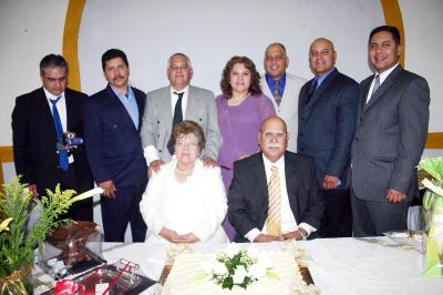 gr_21122005_3 
Francisco Facio y Martha de la Cruz de Facio celebraron sus Bodas de Oro, en compañía de las familias Facio Morante, Mora Facio, Facio Campos, Facio Rodríguez, Facio García, Facio Simental y Facio Conner