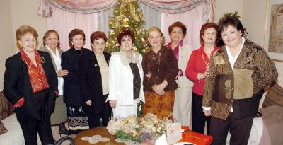 gr_21122005_9
Tina Fuentes, Lourdes Cantú, Lety de la Torre, Angelita de Flores, Lolita de González, Susana de Alonso, Gaby Raqmírez, Mary Meléndez y otra amiga.