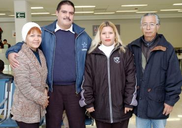 vi_2122005_3 
Luis Gaucín viajó a Durango, lo despidieron Mónica y Fernando López y Socorro Dávila.