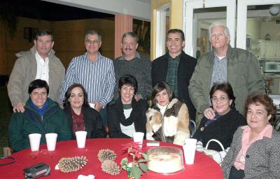 gr_22122005_5 
 María Sifuentes, Alfredo y Chela de la Parra, Adriana y Teodoro Ríos, Carolina y José Manuel Farías, Esther Valdés y Roberto Ríos, Dulce María Villa y José Luis Reyes