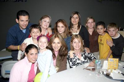 gr_23122005_0 
Claudia de Torres, Martha de Villarreal, Juan Ángel Valle, Ramón Guzmán, Julio Porras, Jesús Villarreal, Ernesto Herrera, Ignacio Martínez y Otros familiares.
