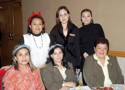 gr_23122005_8
Verónica García, Rosy Ruiz, Martha Chavarría, Antonieta Navarro, Diana Ibarra y Lizeth Baltiérrez.