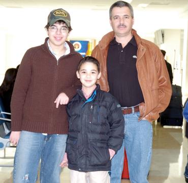 vi_23122005_1 
Gerardo y Guillermo González viajaron a Disneylandia, los despidió Guillermo González.