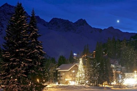 La nieve cubre las montañas de Arosa, Suiza.