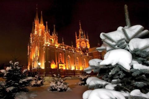 Vista general de la iglesia católica de la Inmaculada Concepción en Moscú, Rusia.
