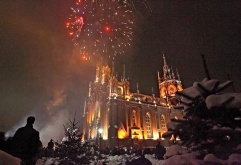 Fuegos artificiales se aprecian sobre la catedral de la Inmaculada Concepción en Moscú, Rusia.