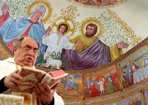 El obispo Emanuel Musalam ofició la misa de Nochebuena en la iglesia Católica de la ciudad de Gaza, en la Franja de Gaza.