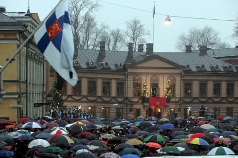 Miles de personas se reunieron para escuchar el mensaje navideño en la plaza de Turku (Finlandia). El mensaje tiene 776 años de antigüedad.