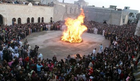 Cristianos iraquíes se reunieron en torno a una hoguera durante una ceremonia religiosa de víspera de Navidad celebrada en la iglesia de Mosul, Irak.