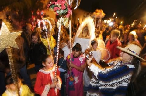 Miles recuerdan el nacimiento del niño Dios con villancicos durante las típicas posadas.