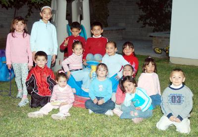 gr_24122005_1 
 CInthia, Monse, Mario Villarreal, Ángel y José Fernández, Katy y Paulina Lechuga, Kitty y Mariana Ibarra, y otros pequeños en un convivio social