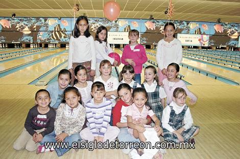 FESTEJA SUS OCHO AÑOS
Melissa Santos con Ana Mary, Aracely, Sabrina, Anabel, Prisci, Fernanda, María Amelia, Mily, Paulina, Mariana, Ana Elisa, Cristina, Sara y Nancy
