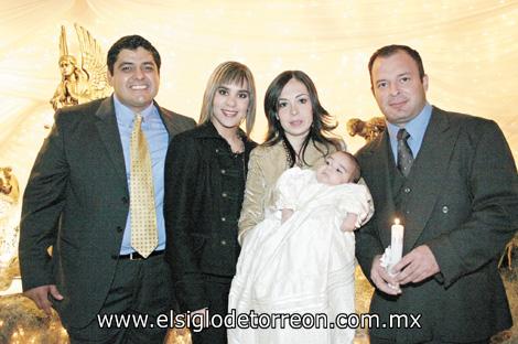 BAUTIZAN A SU HIJO
Eduardo Cano Vázquez con sus padres, Eduardo Cano y Daniela Vázquez de Cano, y sus padrinos Belinda Villarreal y Carlos Ortueta
