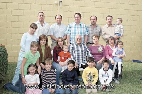 TODA UNA VIDA JUNTOS
Los festejados junto a sus hijos Martha Olivia, Jorge Alberto, Hector Enrique, Fernando José, Gabriela Guadalupe, Sara Alicia y Juan Carlos Rivera Valdés, así como sus nietos Gaby, Naty, Ángel, Héctor, Anis, Luis Fernando, Diego, Daniel y David