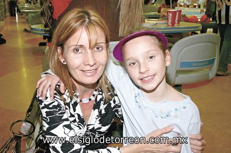 Mónica Arteaga con su hija Monica Villarreal Arteaga
