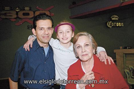 La festejada con su papá Alejandro P. Villarreal y su abuelita Olga Jiménez