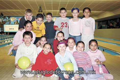 ¡FELIZ CUMPLEAÑOS!
La festejada junto a Natalia, Micky, Mariel, Ana Claudia, Daniela, Ana Paula, Bárbara, Salma, Mary Fer, Ale Villarreal, Alex, Daniel y David Martínez.