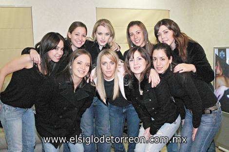 CENA ENTRE AMIGAS
Ana Yolú Barranco Rivera, Susana Garza de Del Bosque, Karla Villarreal de Salazar, Bárbara Rubio Gutiérrez, Nidia Dávila González, Marisú del Bosque Martínez, Gaby Villarreal Segura, Mayra García Garza y Daniela Natera Canedo
