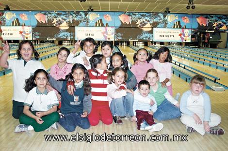 CUMPLE 8 AÑOS
Sofía  Gómez Calleja junto a Montse, Natalia, Ángela, Nadia, Vanessa, Isabel, Gina, Ana Sofía, Mariana, Marijose, Claudia, Julissa y Gilberto