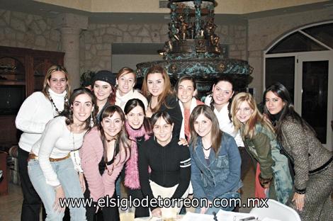 FIESTAS NAVIDEÑAS
Rosario Chaib de López, Julia Salazar, Cristina Sánchez de Murra, Karina Ortiz de Guajardo, Velina Murra de Salinas, Sofía Arreola, Ana Claudia López, Julia Salazar, Claudia Hamdan, Myrna Hoyos, Mariam Villalobos, Judy Hernández y Alejandra Murra de Papadópulos