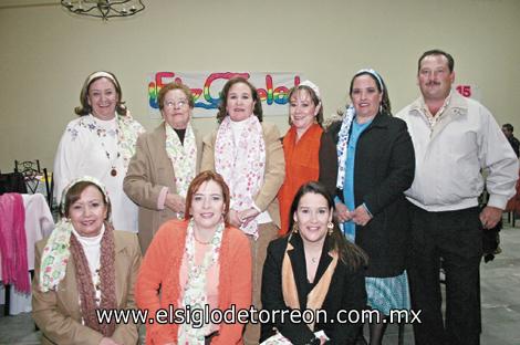 La festejada junto a su madre Gloria Castaños, así como María de los Ángeles, Aracely, Elsa, Gloria, Toñela, Lourdes y Alfonso