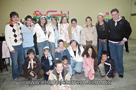 Jaime Martínez, Ernesto Herrera, Ale y Valeria Martínez, Lilia Torres de Valle, Gerardo Porras, Ramón Gerardo Guzmán, Ana Lilia y Juan Ángel Valle, Alfonso Arce, Gloria Fernanda Herrera, Jaime Torres, Elsa Porras, Lulú Guzmán, Luis Fernando Torres, Erick Porras y Luis Eduardo Valle