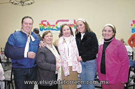 FESTEJA SUS 50 AÑOS
Jorge Medina, Chala de Medina, Lilia Torres de Valle, Rocío y Adela Medina