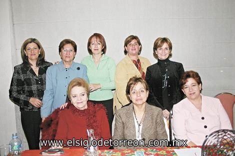 POSADA ENTRE MUJERES
Rosa Nieves de Torre, Ana Mary de 
Fernández, Analí de Jaidar, Dely Calleja, Ana Mary M. de Fernández, Martita Montero, Laly T. de Martínez y Emilia de Ganera, integrantes de la mesa directiva