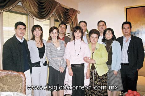 UN FELIZ CUMPLEAÑOS
Fernando Arias, Eduardo Arias, Verónica de Arias, Juan Carlos Arias, Ana Claudia de Arias, Antonio Dueñes, Cony de Dueñes, José Ramón Arias y Rosarin de Arias acompañando a la festejada