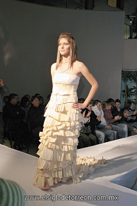 Diseño “La Diosa Tlaolli”, vestido de novia realizado con manta y hojas de tamal.