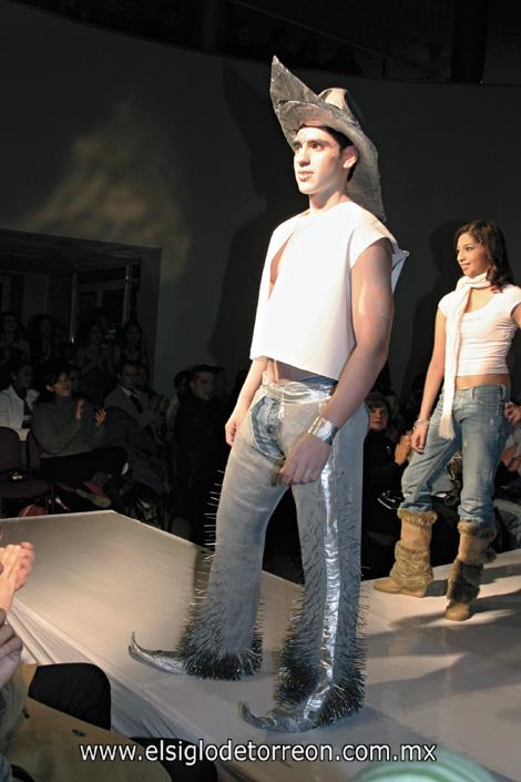 Diseño “Silver Ig”, fabricado a base de espejos, clavos, periódico, yute, vinil y listón.