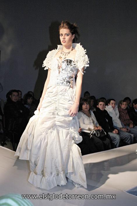 Diseño “Fantasía”, vestido realizado con manteles de plástico, vidrio, papel, metálico, cadenas, ligas, papel periódico, bolsa y gancho.