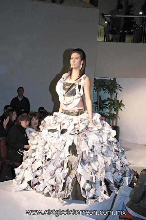 Diseño “Luna”, Vestido realizado con periódico y aluminio.
