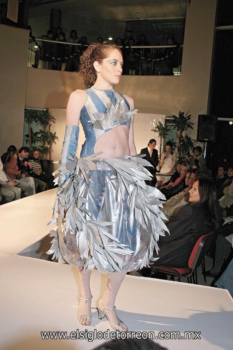 EXTROVERTIDA PASARELA
Diseño “Two Pinks”, elaborado con tiras de plástico tejidas entre si.