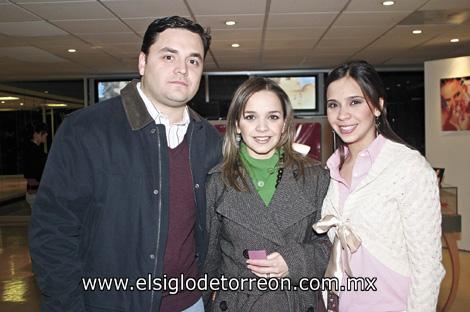 EXHIBICIÓN DE JOYAS
Carlos Mijares, Alejandra Nahle de Mijares y Katya Nahle