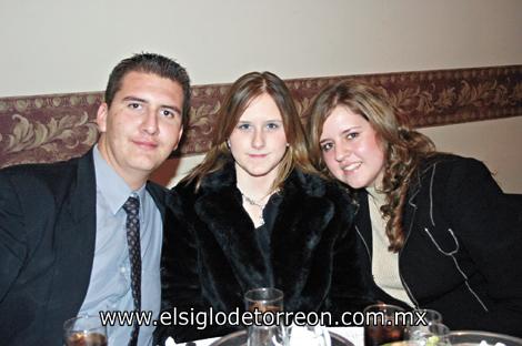 José Alberto Camacho Villalobos, Andrea Villalobos y Sonia Villalobos