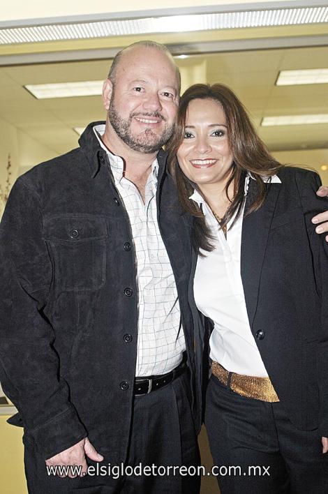 INAUGURAN NUEVO NEGOCIO
Rodolfo y Sandra Garza