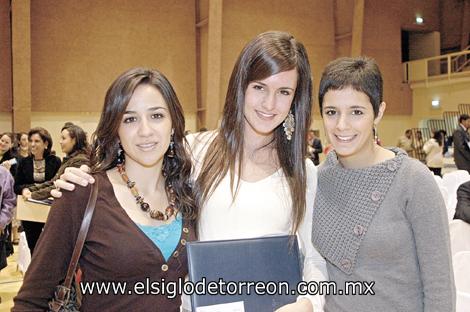 TERMINAN SUS ESTUDIOS
Dora Martínez, Lucía Sáenz e Isabel Belausteguigoitia