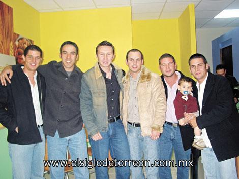 Jorge Díaz, Enrique Cazares, Alejandro Vázquez, Alfredo Fernández, Alejandro Olhagaray, Luiser Olhagaray y niño Salomón Nájera.