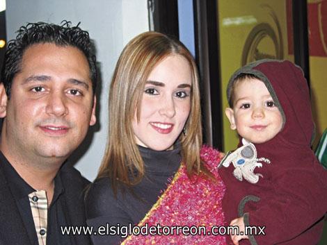 DELICIOSA INAUGURACIÓN
Alejandro Nájera, Claudia Torres de Nájera y el pequeño Salomón Nájera.